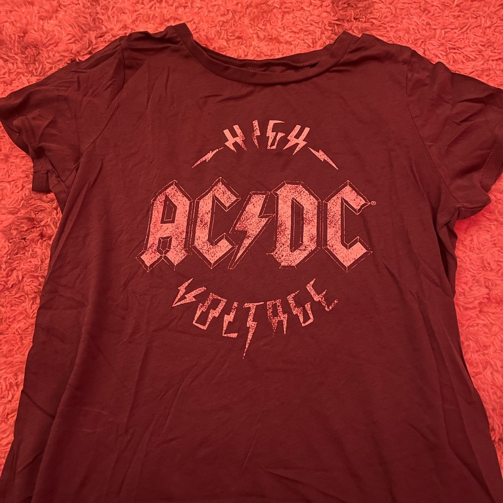 A graphic tee staple! Love how it can be styled several ways!